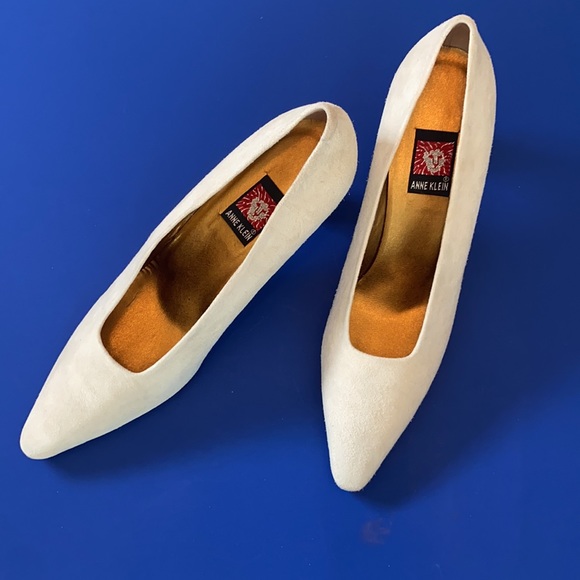 NWOT Anna Klein Suede Pumps - Picture 7 of 8